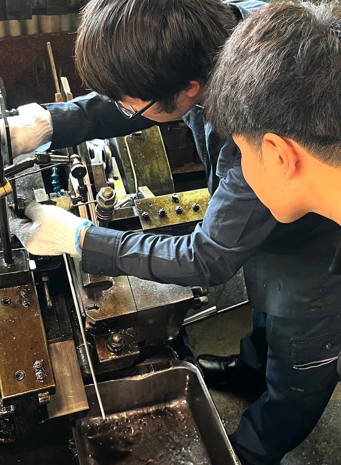 社員が協力して作業する様子