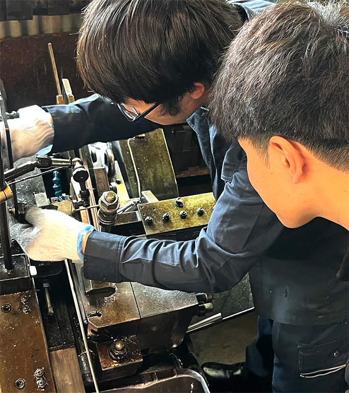 社員が協力して作業する様子